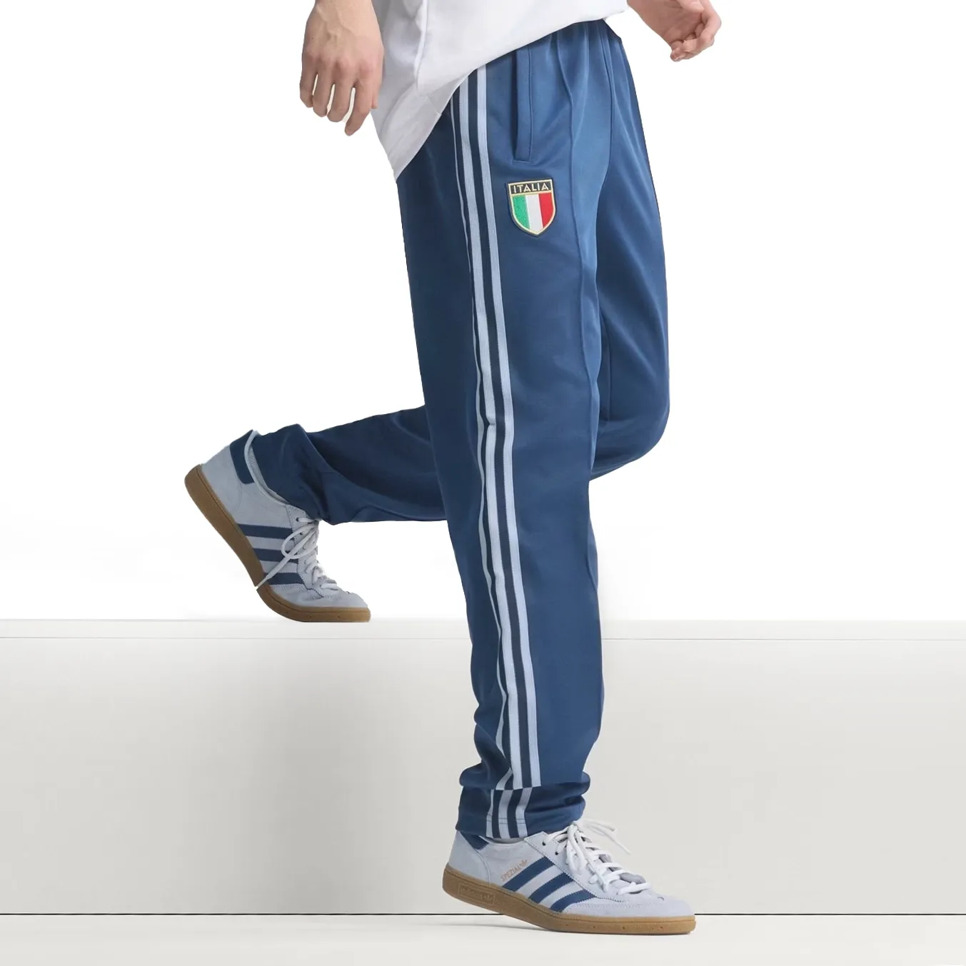 Vista lateral da calça Adidas Originals Itália masculina marinho com detalhes brancos